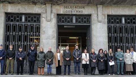 El presidente del Principado, Adri�n Barb�n (9i), la delegada del Gobierno en Asturias, Adriana Lastra (10i), el presidente de la Junta General, Juan Cofi�o (8i) y la vicepresidenta del Principado, Gimena Llamedo (7i), encabezaron este martes en en el exterior de la sede de la Delegaci�n del Gobierno en Asturias un acto convocado para condenar el asesinato por violencia de g�nero de Karilenia el pasado viernes en Sama de Langreo. 