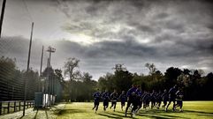 Los jugadores del Oviedo calientan en El Requexn