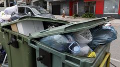 Foto de archivo de todo tipo de basura depositada en varios contenedores de una calle de Burela