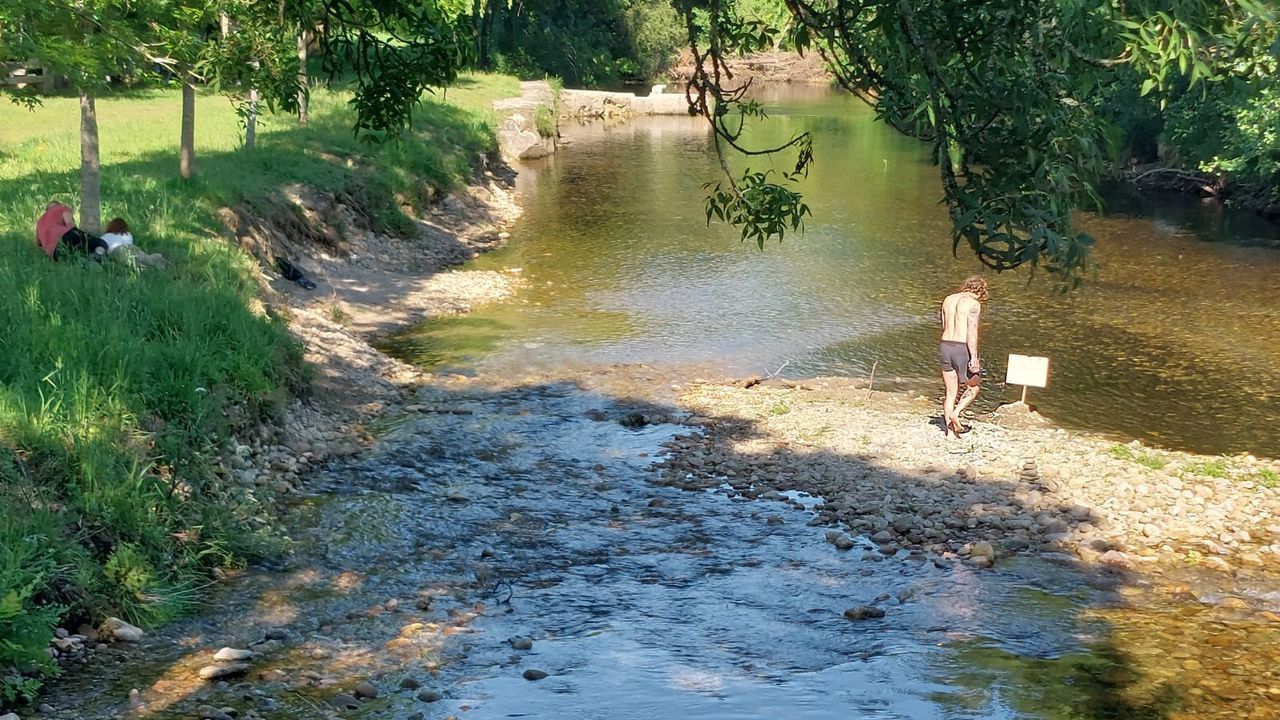 El Concello de Rois pide permiso para limpiar el río y su entorno en la playa fluvial de Seira