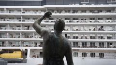 crucero.El Seven Seas�atrac� este domingo en el muelle de Trasatl�nticos de A Coru�a