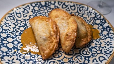 Restaurante La Galer�a-Empanadillas de cabrito en caldereta.