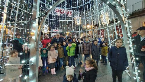 El alcalde y varios ediles del grupo de gobierno con numerosos ni�os tras el encendido