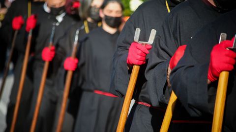 Los sonenses salieron a contemplar el paso de una procesin que parti de la iglesia parroquial para llegar a la capilla de A Atalaia.