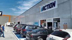 Primeros clientes en la tienda de Action, en el pol�gono de San Cibrao