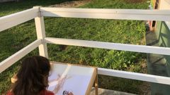 Una alumna pinta en uno de los centros del CRA O Esqu�o, de Valdovi�o