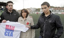 La madre de Garc�a Cea, en el homenaje que le hizo el equipo de f�tbol en el que jugaba. 