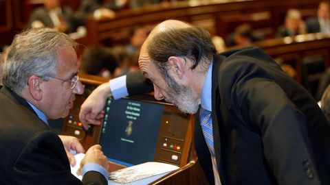 Rubalcaba charla en el 2006 con Alfonso Guerra durante el debate de la aprobacin del nuevo Estatut de Catalua