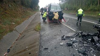 Bomberos de Ordes y Guardia Civil de Tr�fico, en el lugar del siniestro