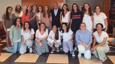 El grupo del colegio mayor Bonaigua, el jueves, antes de partir a Costa de Marfil. Arriba, a la derecha, la coordinadora fallecida, Teresa Cardona