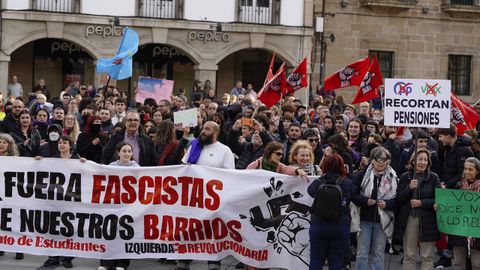 Concentraci�n de protesta contra el mitin del presidente de Vox, Santiago Abascal, que participa en un acto p�blico en Avil�s a escasos metros de la concentraci�n.