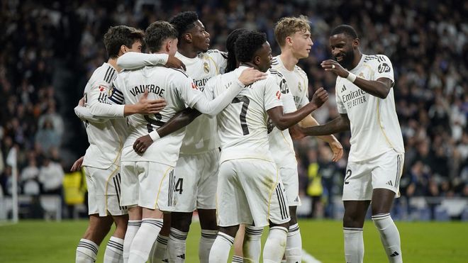 Los jugadores del Real Madrid celebran el gol de Fede Valverde ante la Real Sociedad.