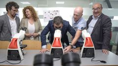 El conselleiro de Educaci�n, Rom�n Rodr�guez, en uno de los laboratorios del centro
