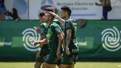 Rafa Mella, también goleador, felicita a Marquitos tras su anotación