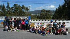Alumnos del CEIP Francisco L�pez Estrada, en el patio del colegio, en O Barqueiro, en una imagen de archivo