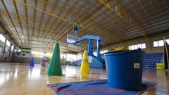 Las goteras son una molestia constante en el pabell�n de deportes de Cambados