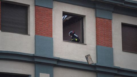  Un bombero es visto a travs de una ventana del colegio San Vicente Pal en Gijn