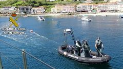 Imagen de la Guardia Civil del operativo que rescat� al cad�ver del agua en las inmediaciones del muelle de Rax�