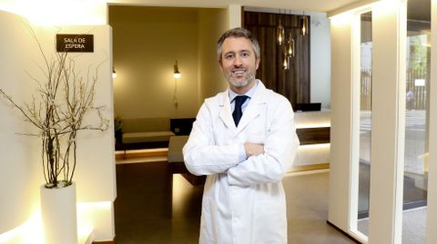 Julio Alonso, director de la Clínica Dermatológica Alonso, que abrió sus puertas en Santiago.