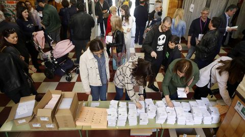 Un colegio electoral de Oviedo, lleno de votantes