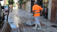 Labores de limpieza en la calle Abd&oacute;n Blanco de O Barco.