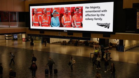 Homenaje a la reina Isabel II en la estaci�n de trenes de Euston.