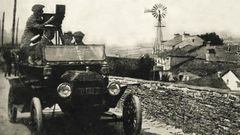 El fotgrafo Jos Gil, pionero del cine en Galicia, filmando desde un vehculo