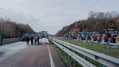 La tractorada se traslad� desde uno de los accesos del pol�gono de San Cibrao, donde estaban desde el viernes
