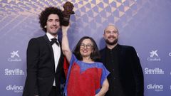 Alberto Vázquez (primero por la derecha) junto a los productores de «Unicorn Wars» Iván Miñambres y Chelo Loureiro
