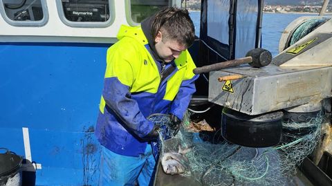 El Abuelo Sebas tras faenar este lunes, a su llegada al puerto de Combarro