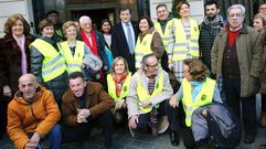 El padre �ngel y Javier Fern�ndez, rodeados de integrantes de Mensajeros por la Paz, en Madrid.El padre �ngel y Javier Fern�ndez, rodeados de integrantes de Mensajeros por la Paz, en Madrid