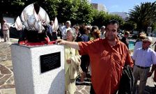Ant�n Vidal, autor de la idea y de la mayor parte material de la escultura, con su obra.