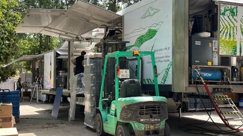 La lnea mvil de embotellado viaja en dos camiones, que estos das trabajan para Adega Gumaro