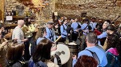 Ambiente este domingo en una de las bodegas medievales de Vilach�