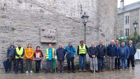 Participantes en la primera etapa de la peregrinaci�n, ante la torre de los Andrade, en Vilalba