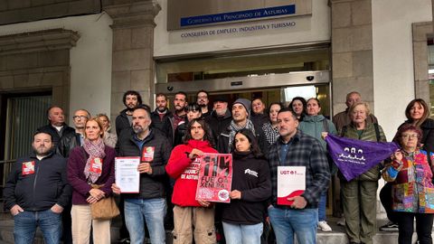 Representantes de CCOO, UGT, CSI, Sindicato de Inquilinas, Sindicato de Vivienda, Sindicatu Asturianu en la Clase Trabayadora, CGT, Intersindical Asturiana, Red de la Clase Trabajadora y acampada de Oviedo, este jueves