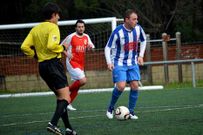 El Carnota (de azul) no pudo ganar en su casa el domingo al Cee.