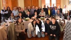 Los integrantes de la Sociedad Filatlica Mio en el Liceo de Ourense