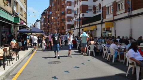 El barrio de Otero celebra su primera comida en la calle