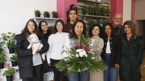 Sara y parte de su familia y amigos, en la inauguración de su floristería en O Couto