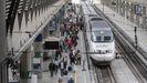 Un robo de cable deja a miles de viajeros atrapados en trenes y estaciones durante la noche
