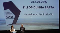 <span lang= gl >A rianxeira Alejandra Tub�o co director do festival, Marcos Gallego</span>