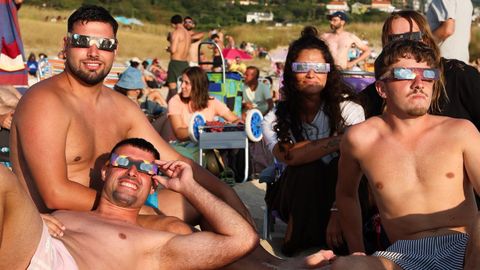 Un grupo del personas durante el eclipe en Doni�os. 