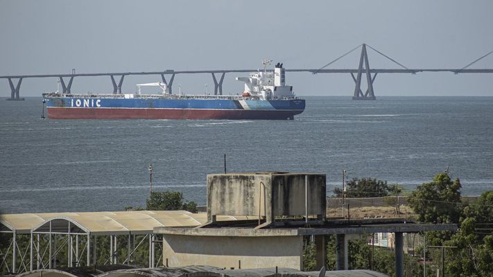 Un buque tanquero de petr�leo navegando el pasado s�bado en Maracaibo (Venezuela).