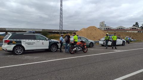 El motorista, junto a los agentes de la Guardia Civil de Tr�fico y de la GNR portuguesa que lo interceptaron en la A-52 durante un servicio conjunto