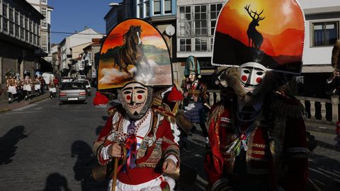 Os felos percorren Maceda.A comitiva co personaxe do entroido tradicional estn a percorrer os pobos do municipio e a Serra de San Mamede