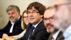 La portavoz de JxCat, Elsa Artadi, y el vicepresidente del Parlamento cataln, Josep Costa, flanquean a Puigdemont en Bruselas