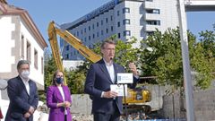 El presidente de la Xunta, este lunes, con el alcalde de Pontevedra y la conselleira de Infraestruturas, en el acto de inicio de la primera fase de las obras del hospital Gran Montecelo