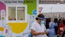 Miembros del personal sanitario trabajan en la estacin peditrica instalada en el exterior del Hospital Universitario Central de Asturias (HUCA)