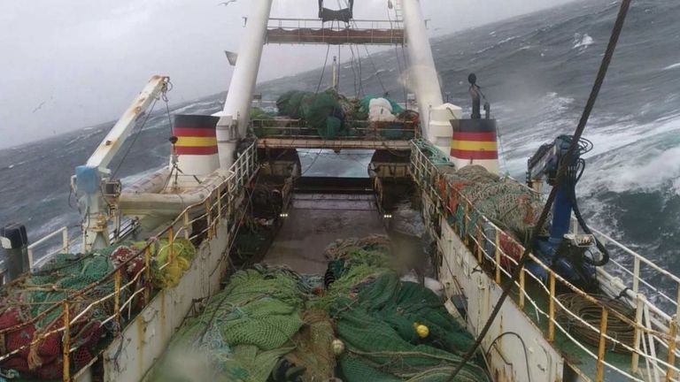 El Villa de Pitanxo navegando con mal tiempo y una fuerte escora.